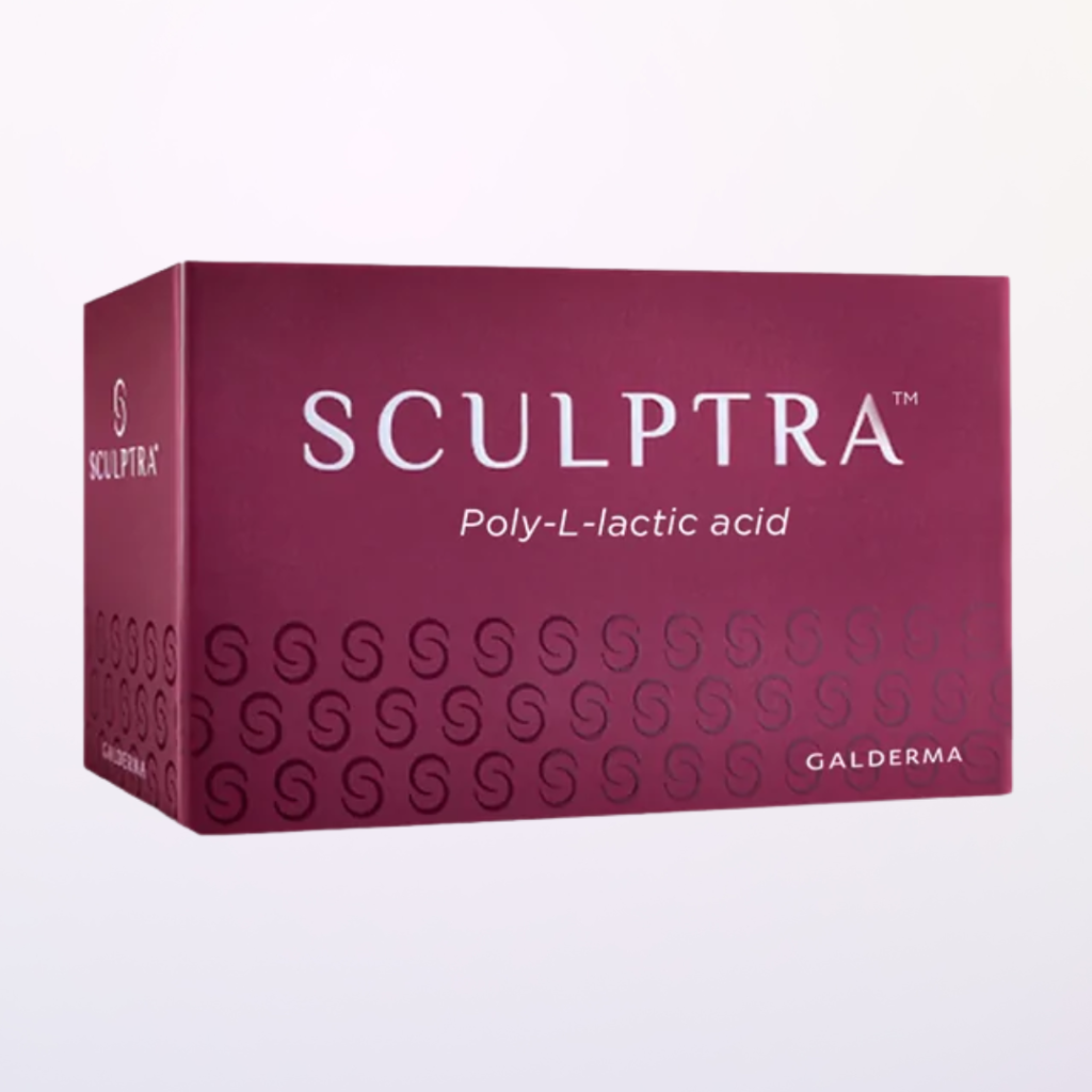 Červenofialová krabička biostimulačního výplňového materiálu Sculptra. Text: SCULPTRA, Poly-L-lactic acid, GALDERMA.