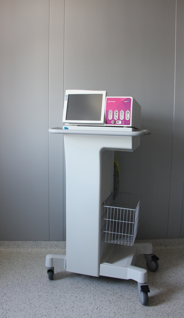 Lékařský přístroj Argo Plasma Aesthetic na pojízdném vozíku s monitorem a ovládacím panelem v ordinaci.